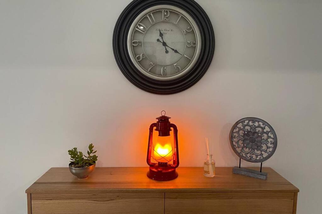 Spacious, Contemporary And Self-contained With Beautiful Views Apartment *