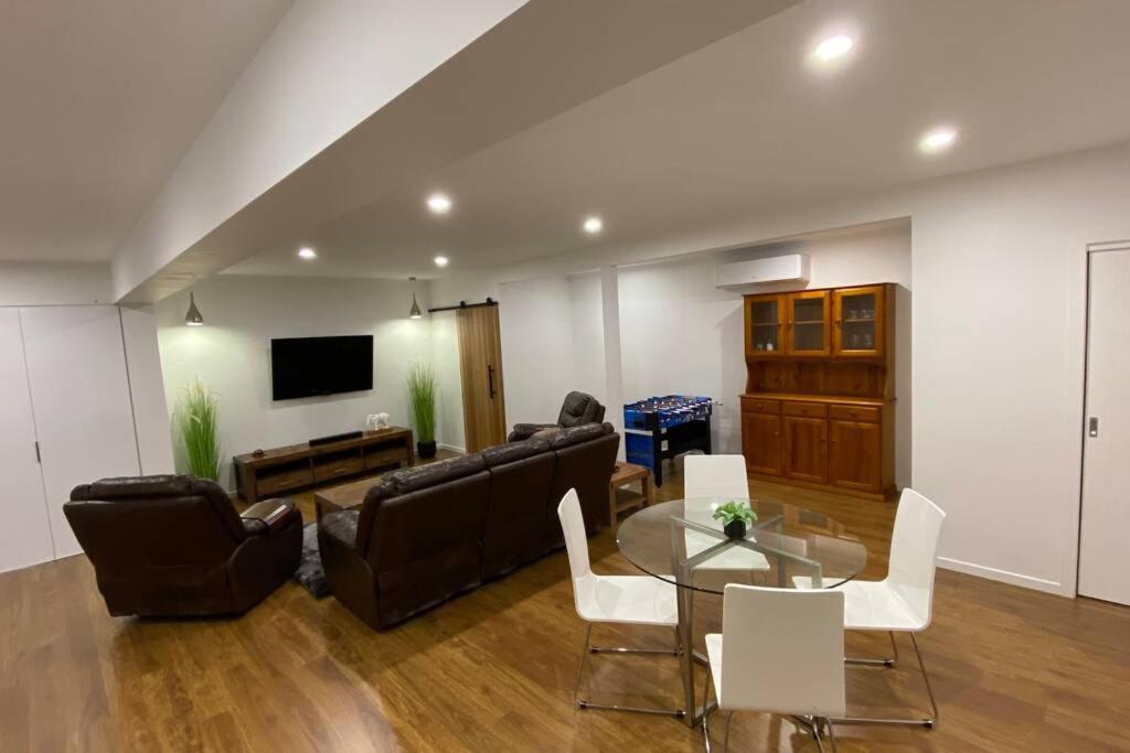 Spacious, Contemporary And Self-contained With Beautiful Views Apartment